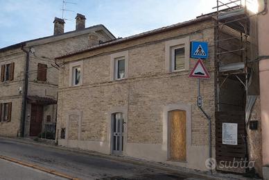 Cielo terra libero su tutti i lati con giardino