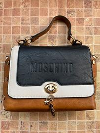 Borsa a tracolla con dettaglio Moschino e charms