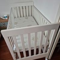 Lettino in legno con fasciatoio e materasso