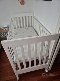 Lettino in legno con fasciatoio e materasso