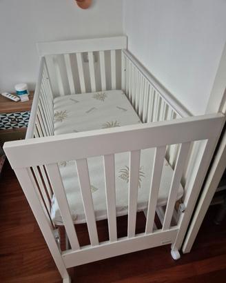 Lettino in legno con fasciatoio e materasso