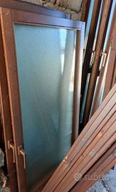 Finestre e porta finestre in legno noce medio