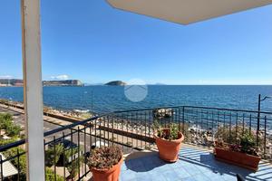3 LOCALI A POZZUOLI