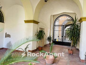 LOCALE COMMERCIALE CON DUE VETRINE SU STRADA E POS