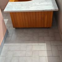 Mobile contenitivo in legno con piano in marmo