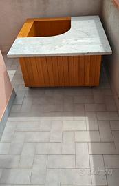 Mobile contenitivo in legno con piano in marmo