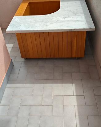 Mobile contenitivo in legno con piano in marmo