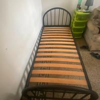 Letto singolo con struttura in metallo