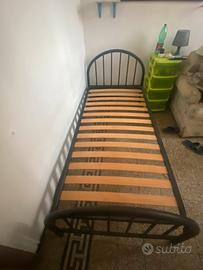 Letto singolo con struttura in metallo