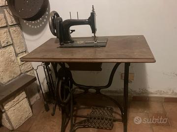 Macchina da cucire tedesca antica a pedale