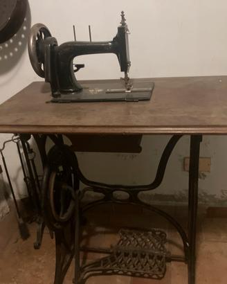 Macchina da cucire tedesca antica a pedale