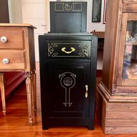 Mobiletto nero e pietra granito