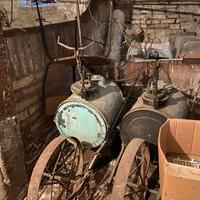 coppia di  vecchie irroratrici a carriola