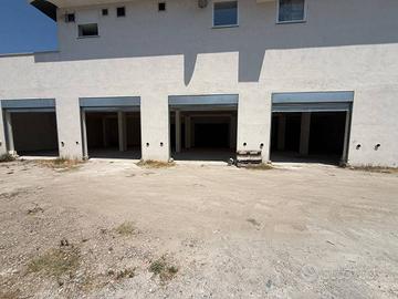 Immobile di 600 m² con 1 locale a Giugliano in Cam