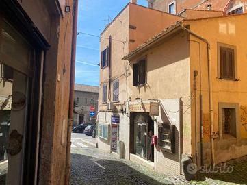 NEGOZIO A ALBANO LAZIALE