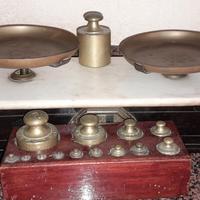 Bilancia antica legno/marmo con pesi in ottone 