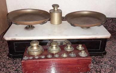 Bilancia antica legno/marmo con pesi in ottone 