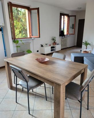 Tavolo completo di 4 sedie