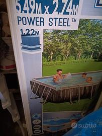 piscina fuori terra con robot pulitore