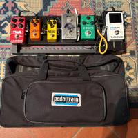 Pedal train mini, alimentatore Modtone e pedali