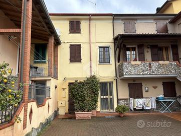 CASA SEMINDIPENDENTE A MASSA