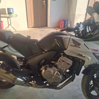 Moto da strada ben tenuta gomme nuove freni nuovi