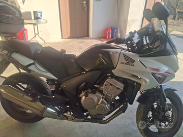 Moto da strada ben tenuta gomme nuove freni nuovi