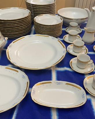 Elegante servizio di piatti in porcellana