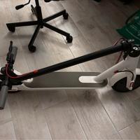 Monopattino elettrico bianco