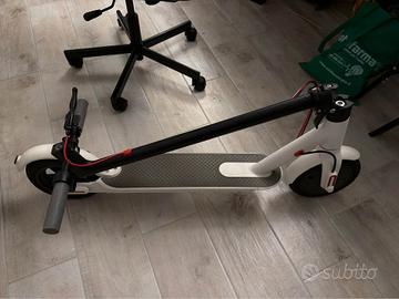 Monopattino elettrico bianco