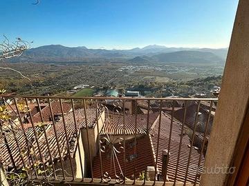 Casa di Paese con legnaia adiacente