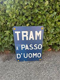 Cartello stradale vintage TRAM A PASSO D'UOMO