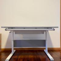 Scrivania con altezza regolabile