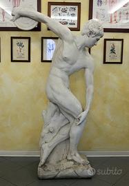 Statua del Discobolo ad altezza d'uomo.