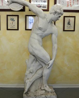 Statua del Discobolo ad altezza d'uomo.