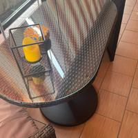 Tavolino con sedie da giardino o balcone