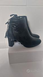 stivaletti neri con tacco