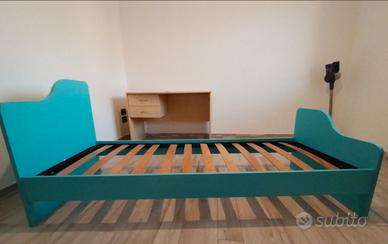 Letto una piazza con rete a doghe in legno