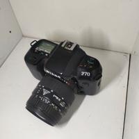 macchina fotografica Nikon f70 con custodia