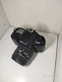 macchina fotografica Nikon f70 con custodia