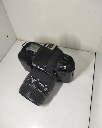macchina fotografica Nikon f70 con custodia
