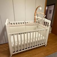 Lettino per bambini in legno con materasso