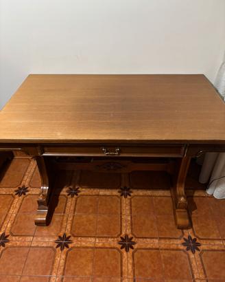 Scrivania di legno