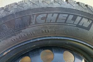 4 Gomme invernali, cerchi e valvole