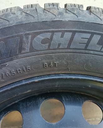4 Gomme invernali, cerchi e valvole