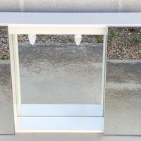 Specchio da bagno con ante, luci e presa.