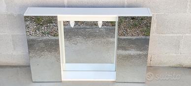 Specchio da bagno con ante, luci e presa.