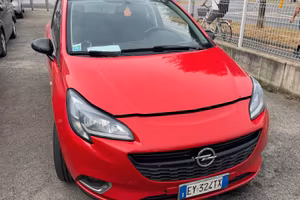 Opel corsa rotta con catena da sostituire