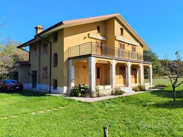 Villa di 380 m² con più di 5 locali e box auto dop