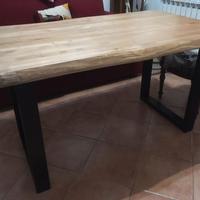 Tavolo moderno con gambe nere.